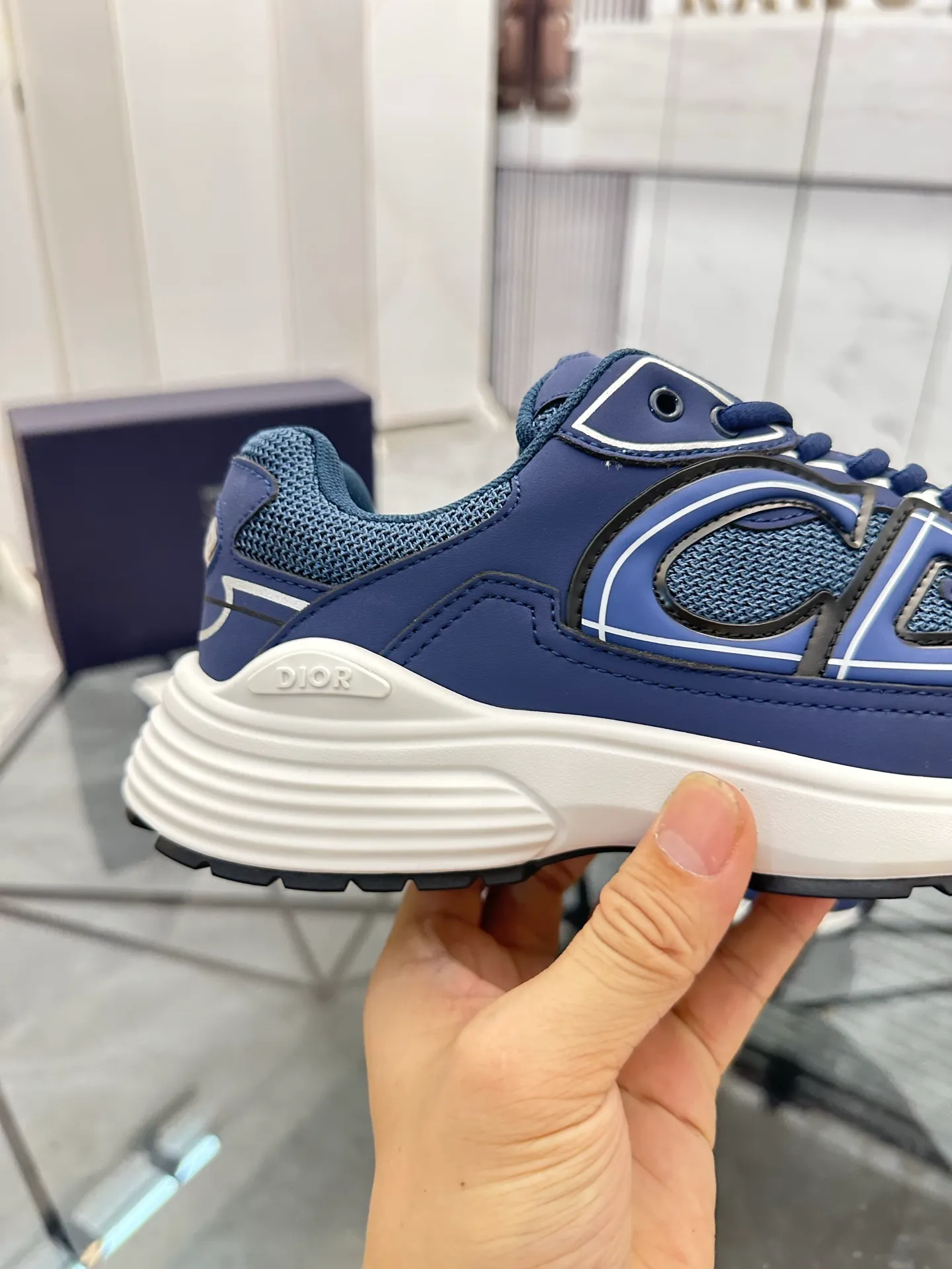 Men's shoes: 💰P400¥ Available in Guangzhou Product trademark: Dior* "Dior*" low-top casual shoes Regular size: 35-46 (can be customized to 47) Couple style Product materials: Upper imported cowhide stitched with original fabric, breathable lining, ultra-light foam original outsole. No.: 007